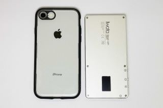 與 iPhone 8 對比，即見 GL-01的確十分小巧。