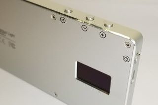 CNC 切割的航空鋁外殼令補光燈外觀與輕巧兼備，僅重135g。