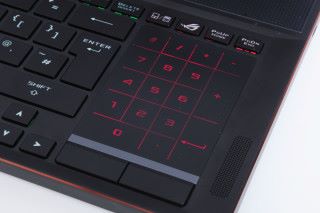 為了節省空間，而將右方數字鍵盤以及觸控板一體化。