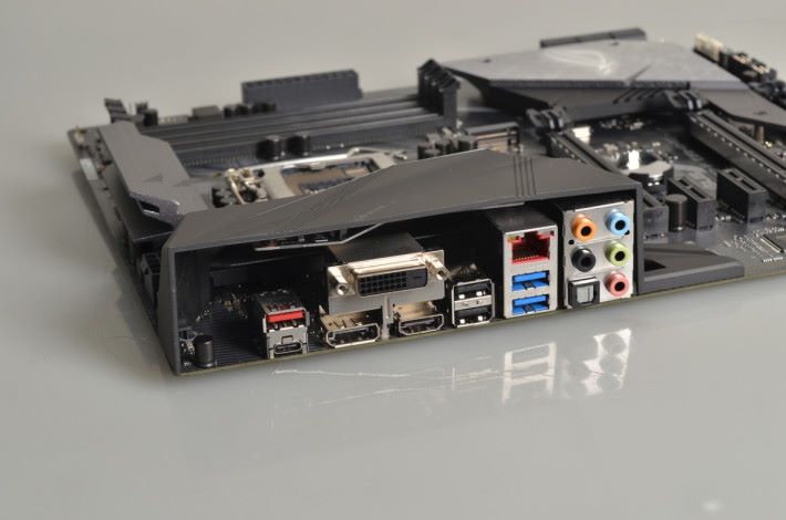 背板設 USB 3.1 Gen2 Type-A 及 Type-C 連接埠。