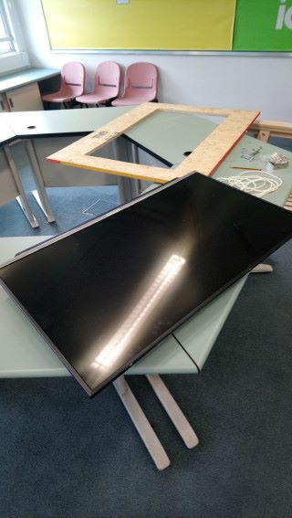 預備 OSB 木板，並用電鋸將中間相等於顯示屏尺寸的形狀置空，留下一個長方形的框架。
