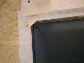 接著將顯示屏嵌入在框架中，在木板的底部加上一些支撐元件作鞏固，令顯示屏不會跌下來。
