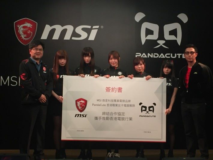 MSI 香港區業務代表 Frankie （左）、環球電競 CEO 文健鋒（右）兩人一起簽下簽約書。