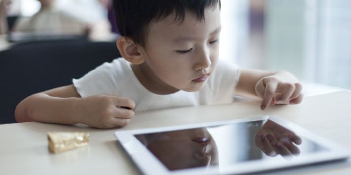 有研究發現，2 歲以下幼兒使用平板電腦或手機比例高達 58%