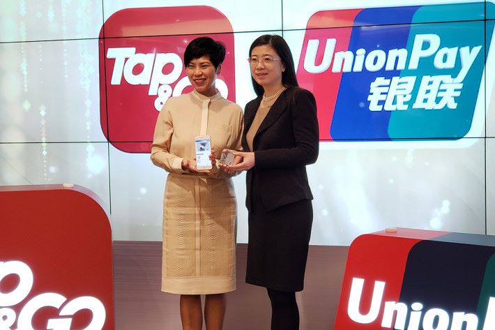 香港電訊支付業務主管梁海儀（左）與銀聯國際香港分公司副總經理邵敏（右）見証 Tap & Go 銀聯預付卡誕生。