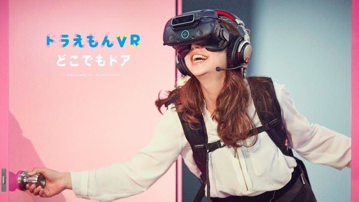 去年在東京 Skytree 展出的「叮噹 VR 隨意門」，就用上了 Leap Motion 追踪手掌動作。