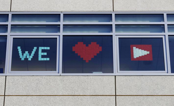 在聖布魯諾的 Welmark 辦公室貼出 YouTube Logo 表示支持 YouTube 。