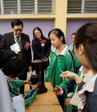 去年是以飲食為主題，學生運用中國養生智慧，製作出生津止渴的羅漢果汽水。