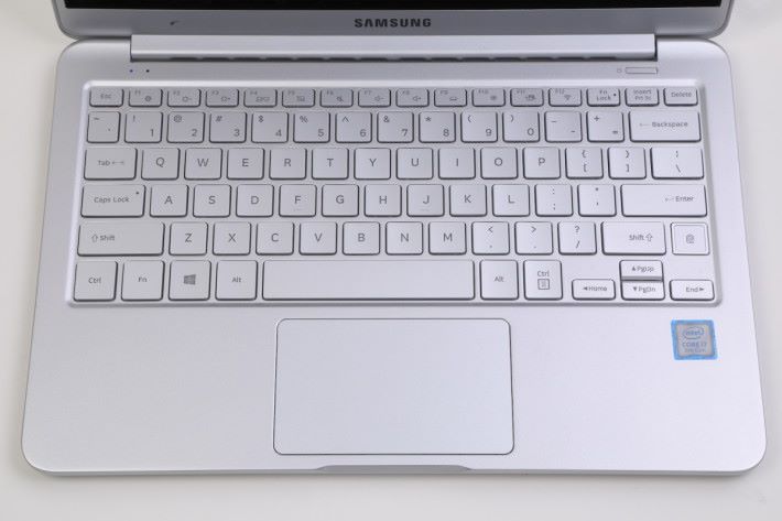 Full Size 鍵盤輸入更加就手。
