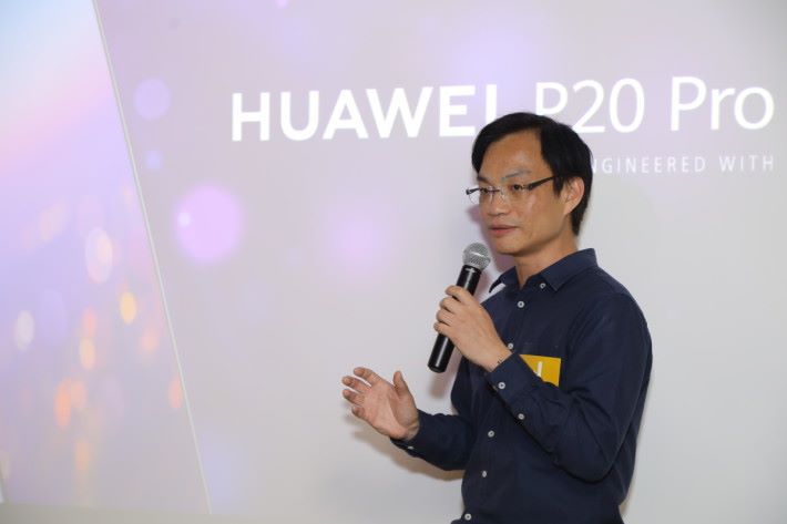 HUAWEI 高級產品經理Alex Yeung 為參加試玩會的朋友，詳細講解 P20 及 P20 Pro 的各樣特點。