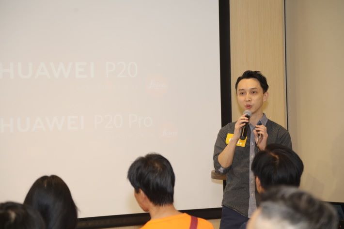 《PCM》副總編輯 Ayu 向 HUAWEI 代表提問，讓參加者加深對 P20 及 P20 Pro 各樣特點的認識。