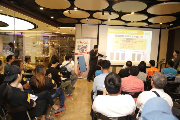 「io.t by HKT」概念店代表於試玩會上提供即場淨機優惠，吸引了不少參加者的查詢。