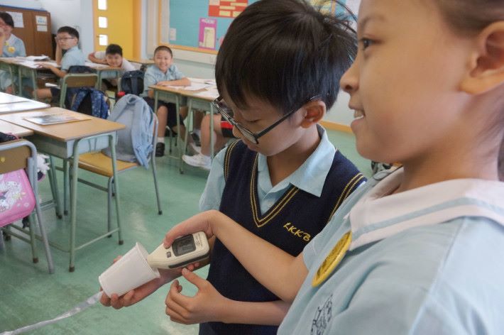 五年級學生經由聲音物理實驗，運用分配儀學習如何令聲音的傳播更清晰，緊接也可運用知識製作喇叭。