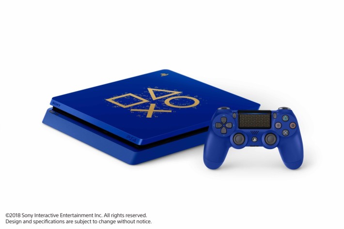 PlayStation 4 Days of Play Limited Edition 限定版主機以深藍配上金色，相常吸睛。