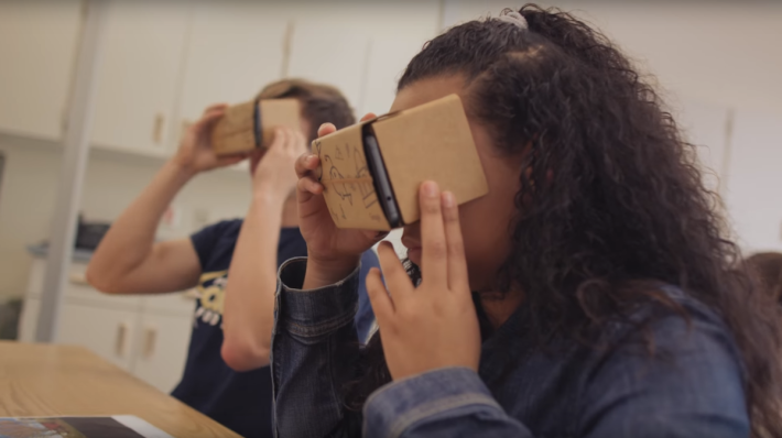 同學們只要使用 Cardboard 就可觀看自製的 VR 旅程了。