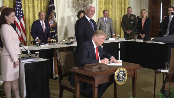 特朗普簽署名為「太空政策指令-3 ｣的文件，指令國防部成立太空部隊。（來源：美國白宮 YouTube 頻道）