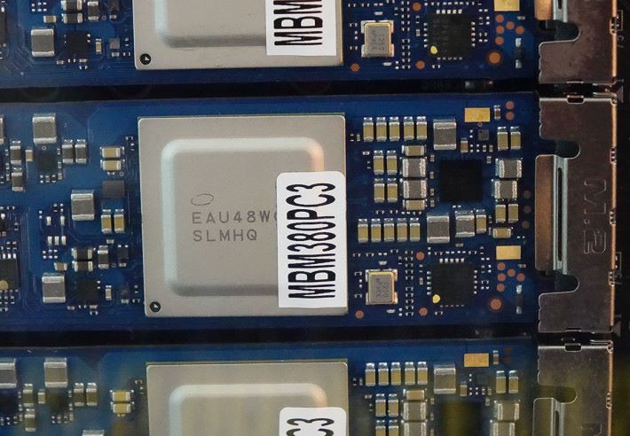 Intel M.2 Optane SSD 905P 上的控制晶片，上有金屬保護片提供少量散熱功能。