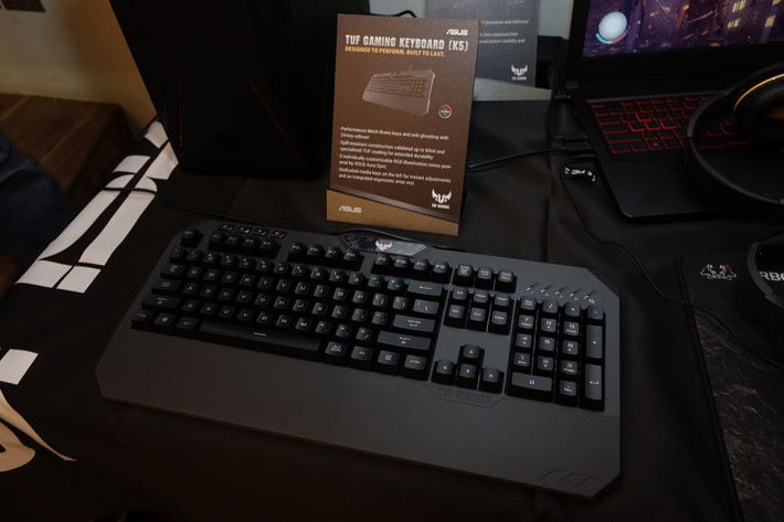 TUF Gaming K5 電競鍵盤，也支援 ASUS AURA Sync 功能