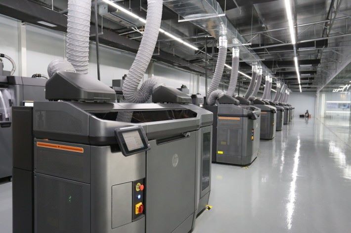 蘭灣智慧–惠普 3D 列印技術批量化定制中心」內安裝了 10 部 HP Multi Jet Fusion 3D 打印系統。