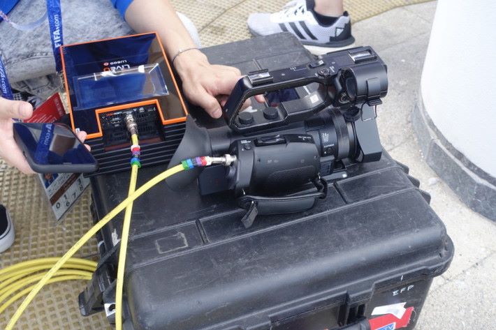 完成拍攝後，人員會將攝錄機的 Playback 影像輸入到 LiveU 直播裝置中，並將訊號透過流動網絡直送香港製作中心。