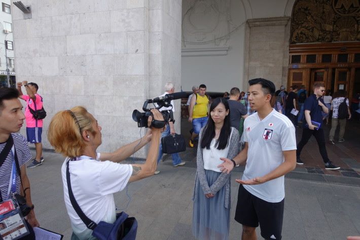 香港足球代表隊隊員謝德謙同一位俄羅斯達人 Caitlyn Wong 會於當地早上／中午拍攝，攝製人員當完成每個拍攝就會即時將影片送回香港，趕及在每晚時間播出。