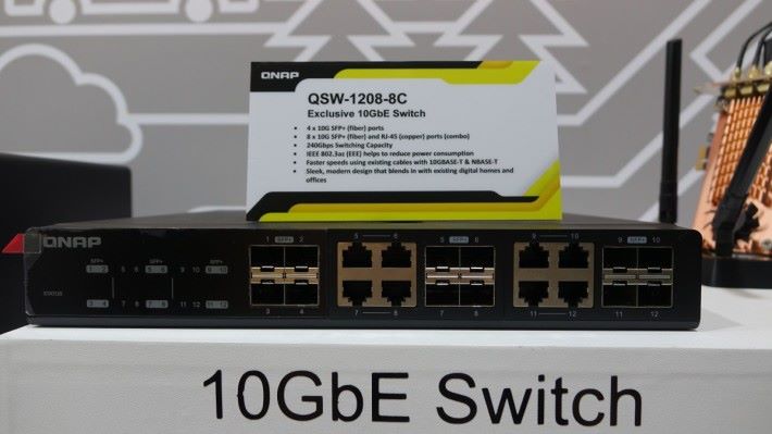 QSW-1208-8C Switch 具備 4 個純 SFP+ 10Gbps 光纖埠、以及 8 個 10Gbps SFP+ 光纖頭或 RJ-45 的「Combo」埠。