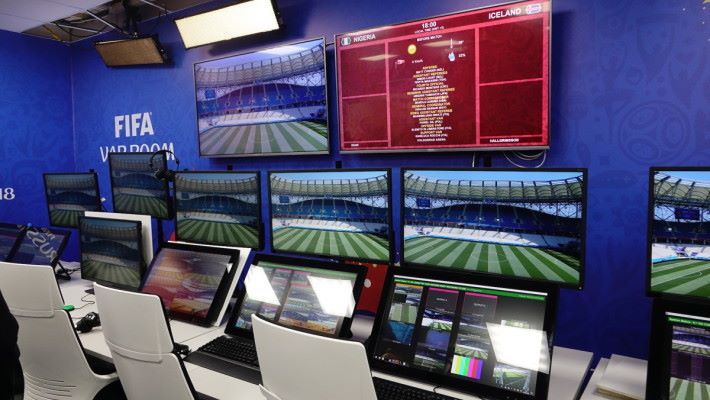 VAR 房內一組裝置有多達 達 14 個屏幕，讓團隊可以同一時間監察整個賽事。