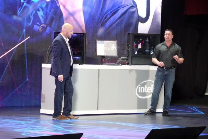 Intel 資深副總裁暨客戶運算事業群總經理 Gregory Bryant 向工程師了解，這款處理器只要單個 Socket 即可。