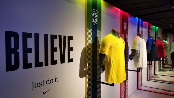 Nike Football Hub 內有齊多款最新國家隊球衣。