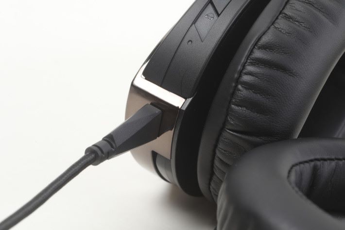 ROG Strix Fusion 500 屬於有線耳機，用戶使用時必須把 USB 線連接。