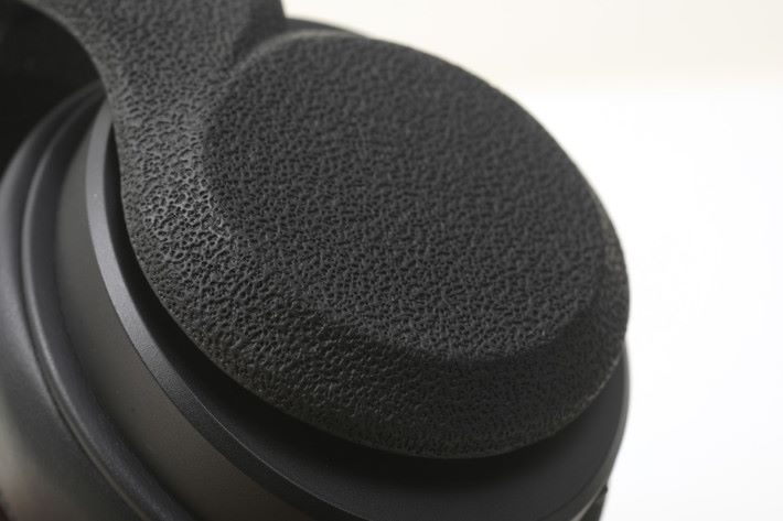 耳機的外殼以真皮包裹，感覺很高級，超厚的耳棉令佩戴更舒適。