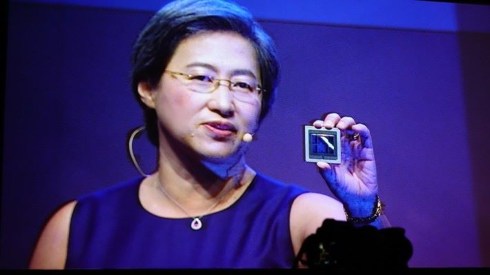 AMD CEO 蘇姿丰於 Computex 拿著 7nm Radeon Instinct GPU，明言今年稍後會推出市場。