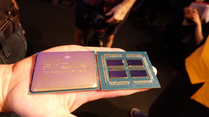 Threadripper 32 核心 CPU 的實物，可見它有 4 個晶片。（筆者攝於 Computex 2018）