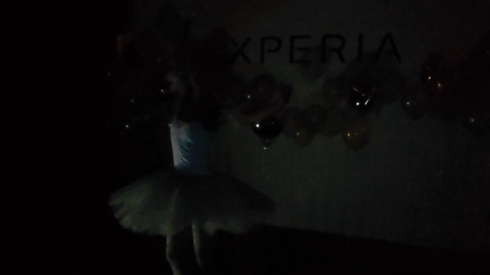 未開啟超感光模式時，因環境極暗，未能清晰拍攝舞者的舞姿。