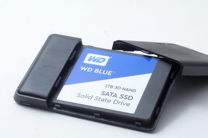 測試安裝 WD Blue 1TB 3D NAND SSD