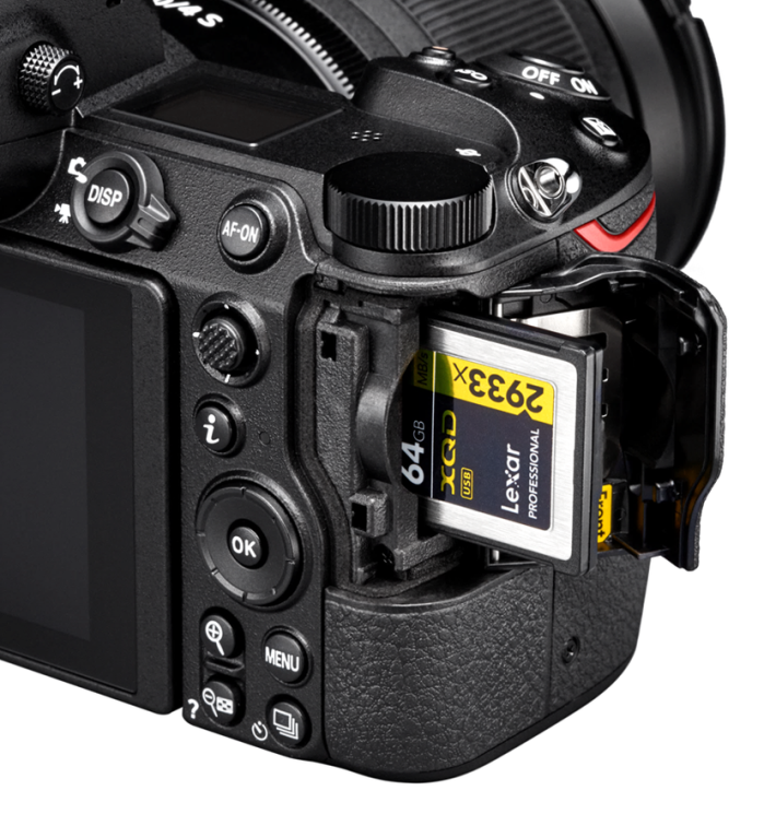 Z6 和 Z7 都採用 QXD 卡來儲存，存取速度較 SD 卡高，但只得一條插槽。