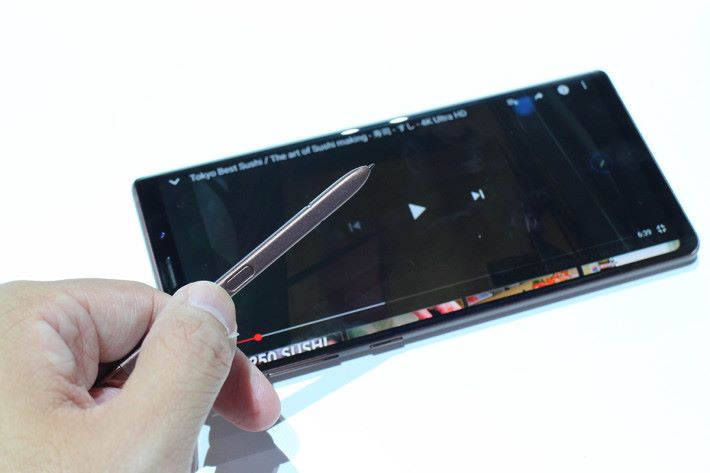 植入了藍牙功能後，令 S Pen可以做到遙控功能，如控制 YouTube 影片播放。