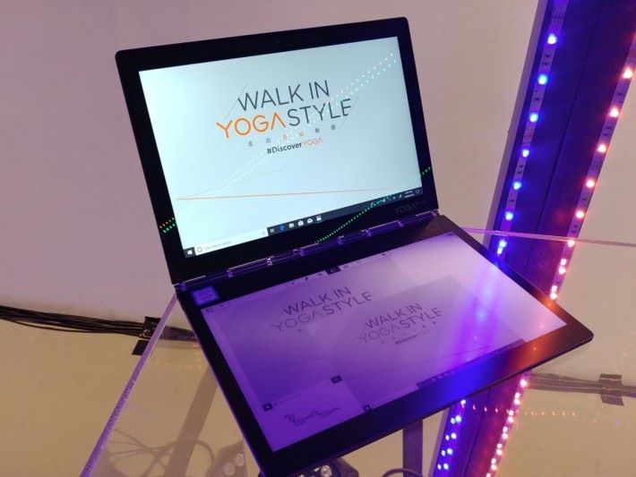 Yoga Book C930 採用獨特的雙屏幕設計，主屏幕是 4K UHD 規格屏幕，副屏幕則是 Full HD 規格 E-Ink 電子紙屏幕。