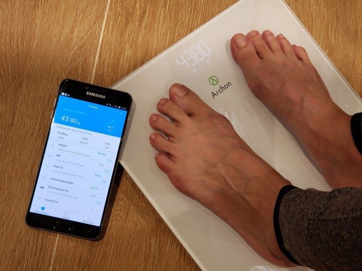 測量的身體成分數據可透過 Archon Fit 手機 App 儲存及分析，支援 iOS 及 Android。