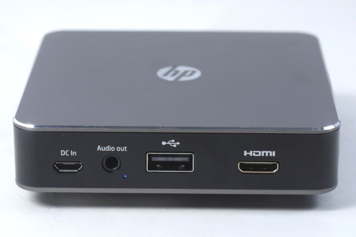 機身主要以無線連接，另配備 HDMI 輸入。