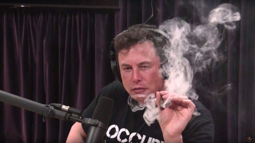 2018 年 9 月接受訪問時抽大麻的 Elon Musk 。
