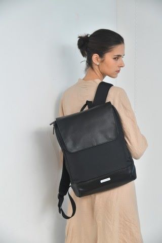 METRO 薄身背包使用兩種材質設計。