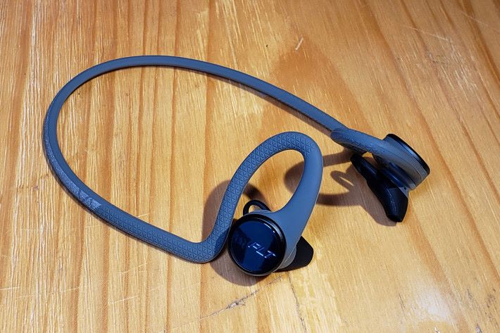 BackBeat FIT 2100 運動藍牙耳機，設計與 BackBeat FIT 3100極似（就是多出了接線），也有 IP57 防水防塵功能及支援 My Tap 功能的 2 合 1 輕觸實體鍵。