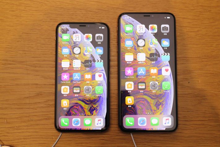 iPhone Xs（左）與 iPhone Xs Max（右），其實大細也不是相差太遠。
