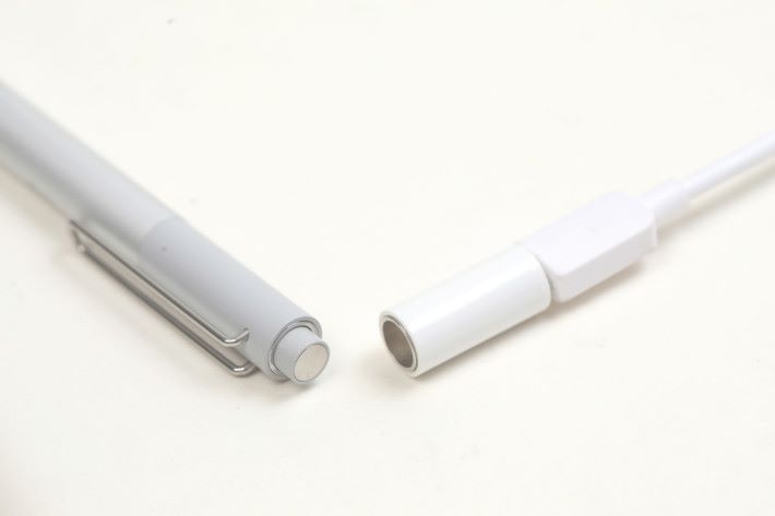 只要將細小的白色充電器裝在筆頭的開關鍵上即可充電。