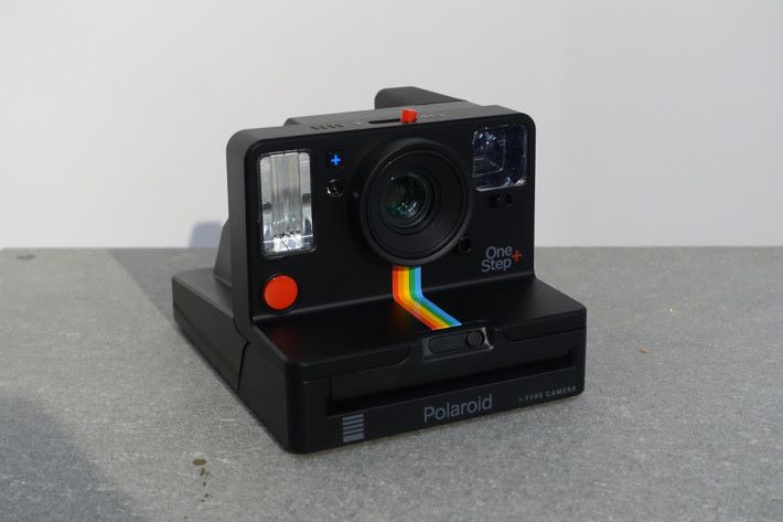 OneStep+ 於機前鏡頭下有一道彩虹圖案，可說是向 1977 年首款 OneStep 相機致敬。