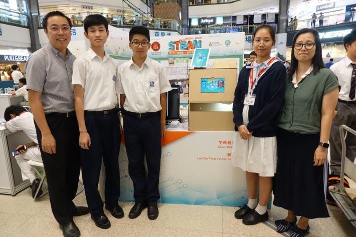 樂善堂余近卿中學與中華基督教會扶輪中學製作遊戲機型回收箱。