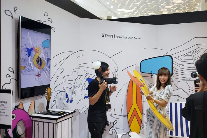S Pen畫廊可利用 Galaxy Note9 自拍，即可以 Mr Doodle 為 Galaxy Note9 設計的畫框和貼紙裝飾照片，充滿趣味。