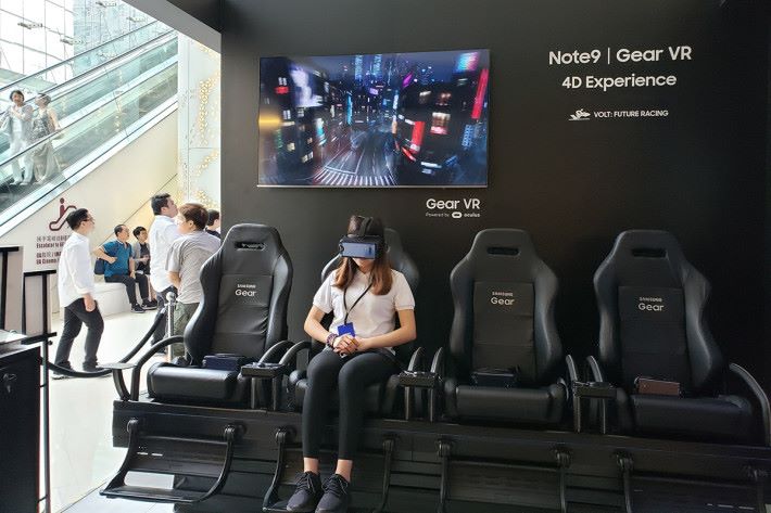 以 Galaxy Note9 配合 Gear VR 的 4D 動感影院，大家可感受刺激緊張的未來賽車。