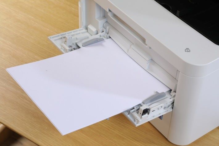 上代只放到一頁紙的手動進紙槽，現在可放到 30 張，更可存放 163gsm 的厚身咭紙，滿足用戶不同的打印需要。